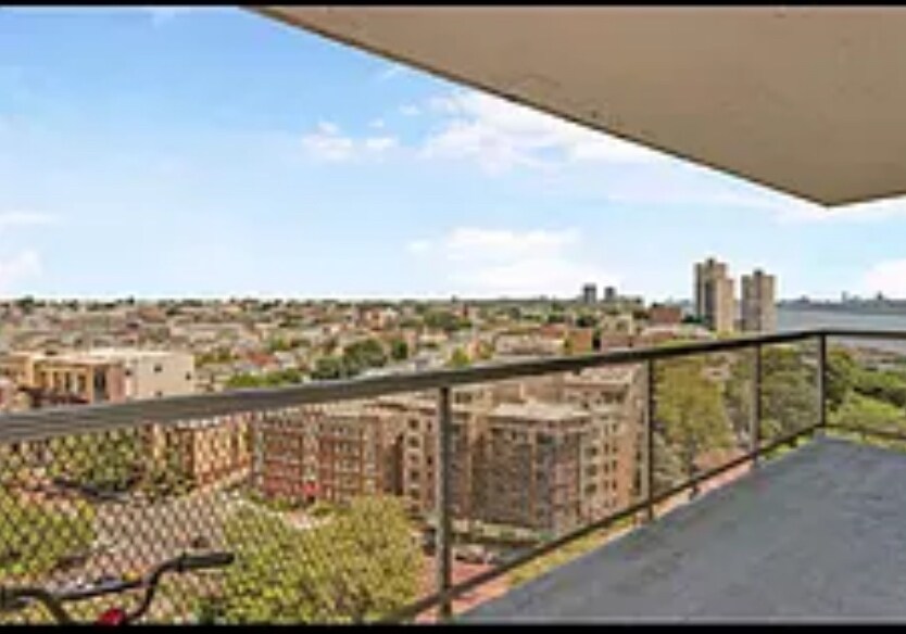 Building Photo - 6050 Boulevard E