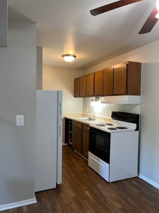 Building Photo - Charming 1 bedroom/1 bathroom apartment ne...