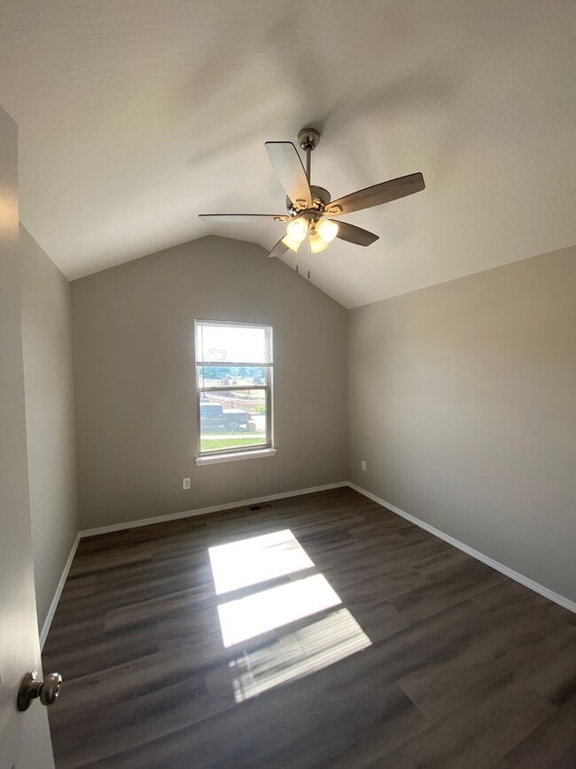 Building Photo - 4 bedroom home!