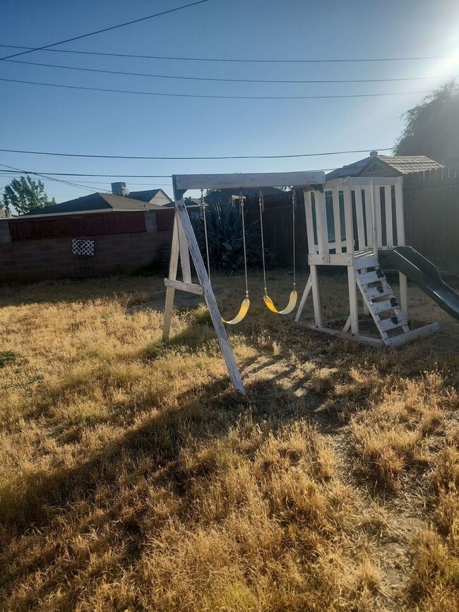Building Photo - Lovely property in Bakersfield – 10 Minute...