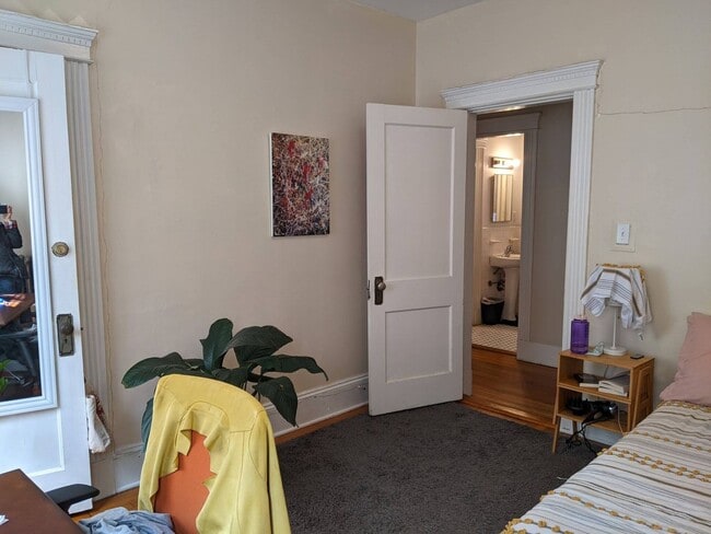 Building Photo - Amazing 3 bed in Coolidge Corner...