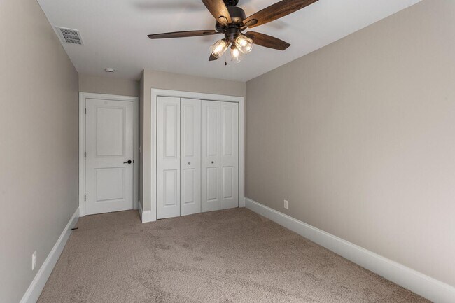 Building Photo - Four bedroom executive rental available now in Champaign's sought after Devonshire neighborhood!