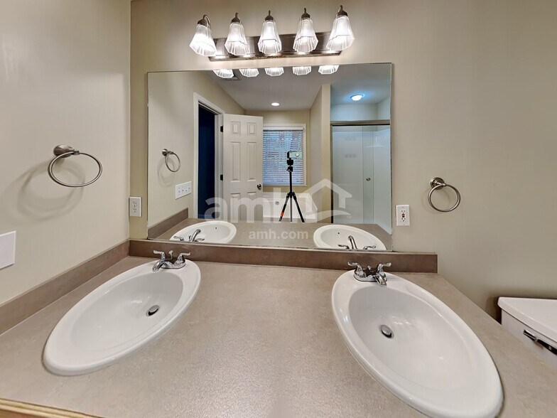 Building Photo - 2011 Aldbury Ln