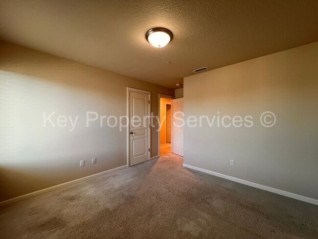 Building Photo - AVAILABLE NOW! Hazel Dell 5 Bedroom Close ...