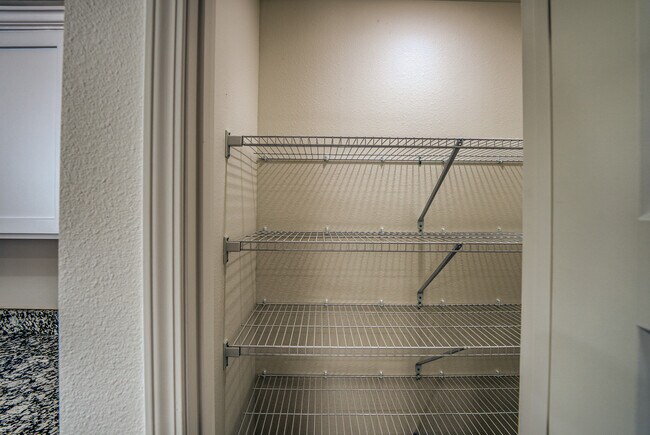 Building Photo - 220 E Sunset Cove Ln