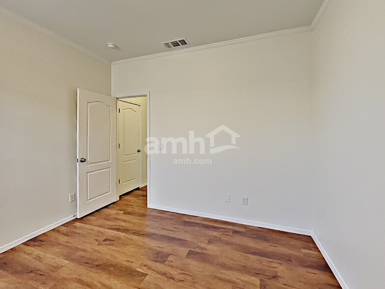 Building Photo - 9427 W Potter Dr