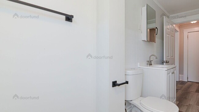 Building Photo - 220 S Main St