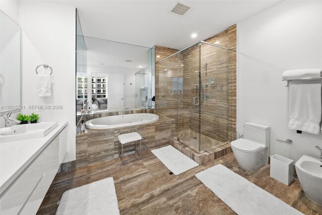 Building Photo - 15901 Collins Ave