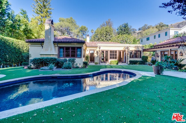 Building Photo - 9530 Hidden Valley Rd