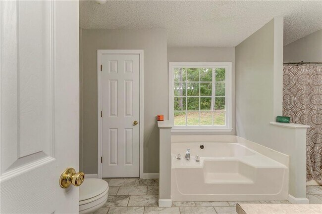 Building Photo - 58 Regent Ct