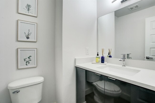 Building Photo - 808 Fisher St