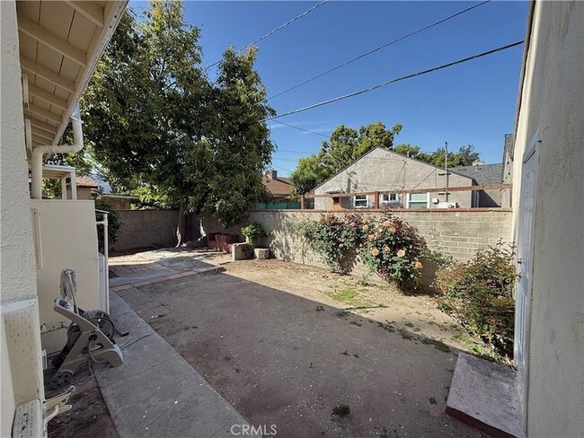 Building Photo - 549 N Niagara St
