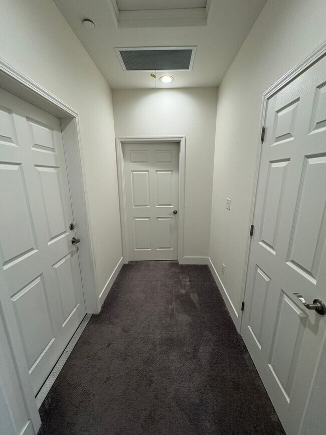 Building Photo - SE Visalia home Rent Ready!