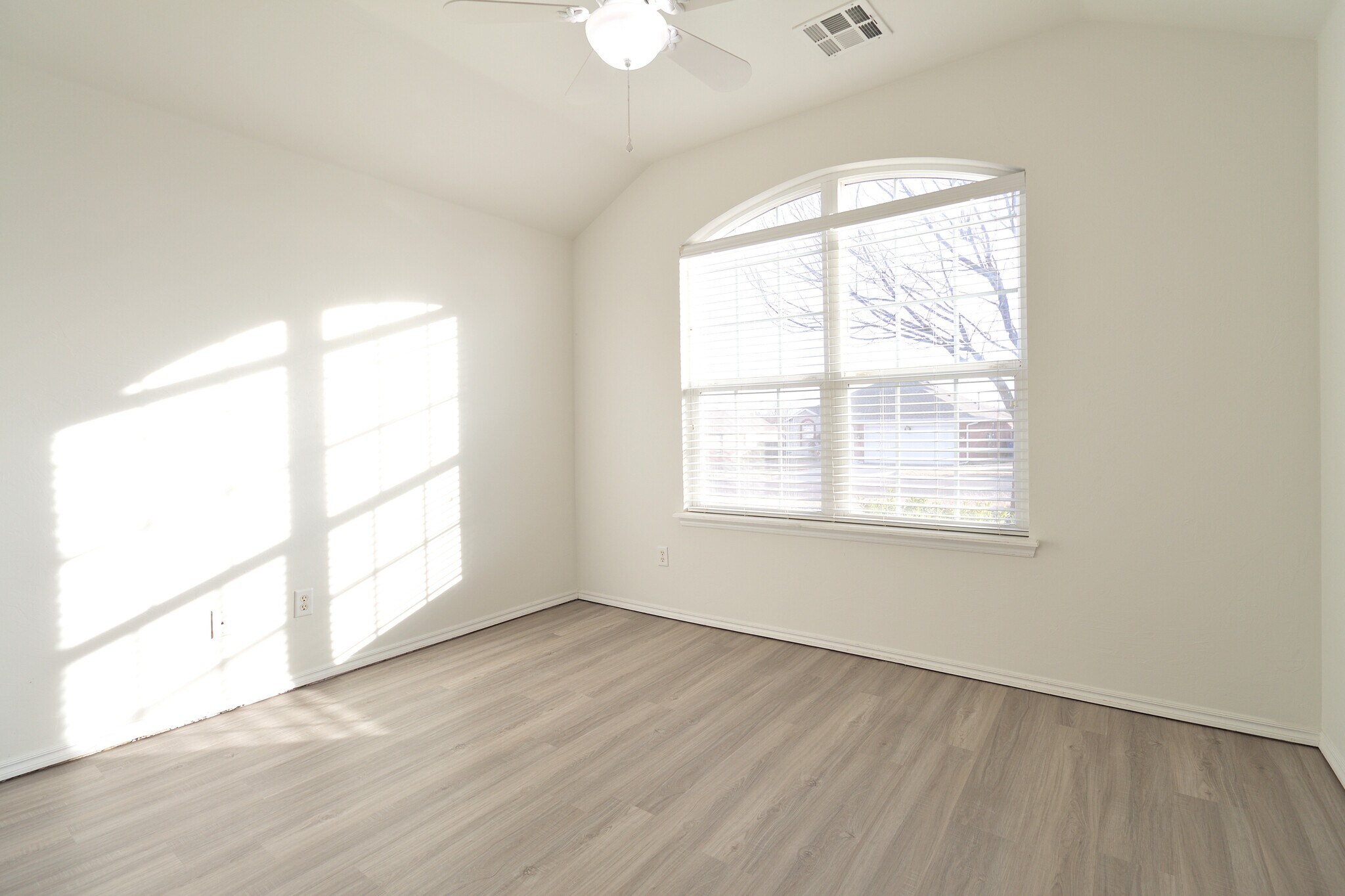 Building Photo - 2417 Arbor Dr