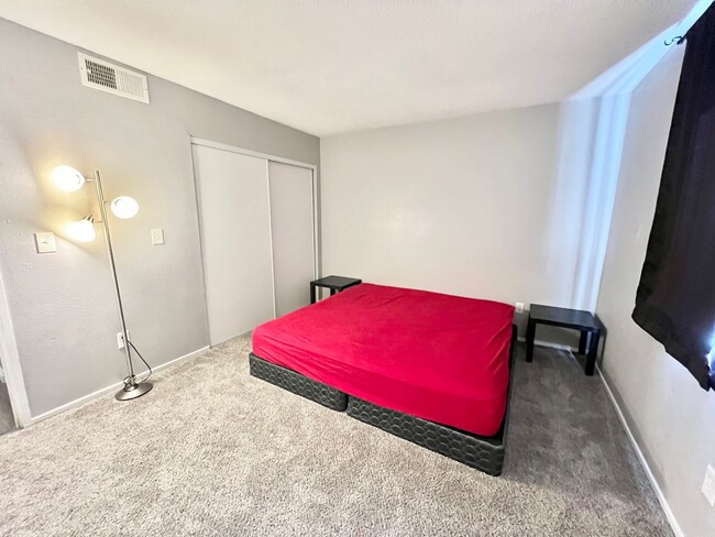 Building Photo - Furnished 2 Bed 2 Bath Remodeled Condo!