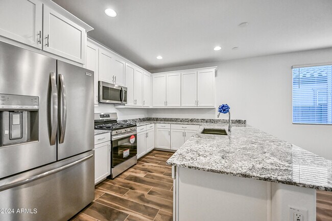Building Photo - 7574 W Jackrabbit Ln