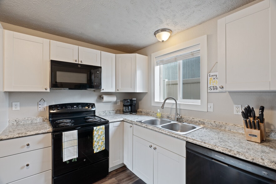Kitchen - 3012 N Hogan St