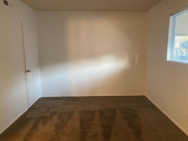 Building Photo - 2 Bedroom TownHome