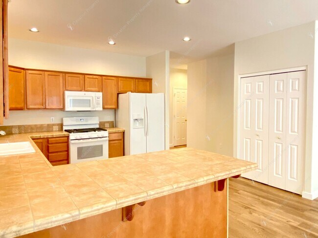 Building Photo - Beautiful, updated 3 BR on westside close to tons of recreation!
