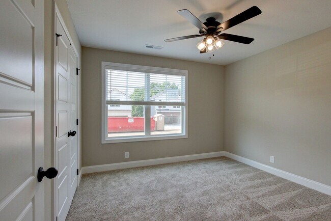 Building Photo - Stunning Like-New Home with Open Floor Pla...