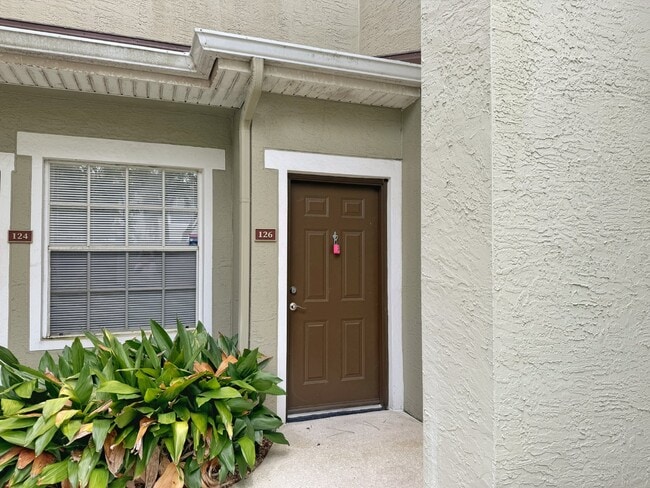 Building Photo - Las Palmas, one-bedroom first floor condo with garage!