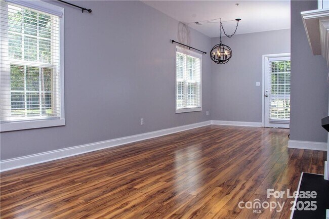 Building Photo - 917 Shearer St