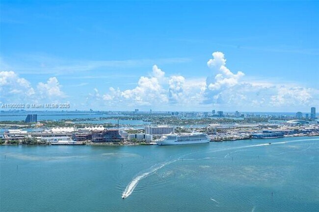 Building Photo - 900 Brickell Key Blvd