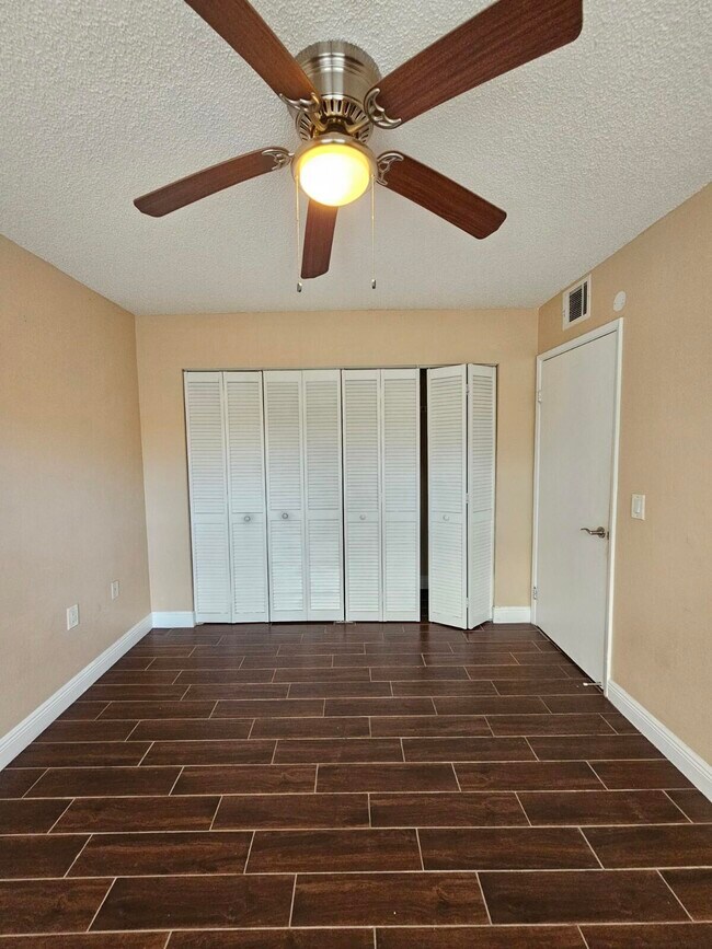 Building Photo - 1543 Lake Crystal Dr