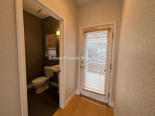 Building Photo - 1320 Thompson St