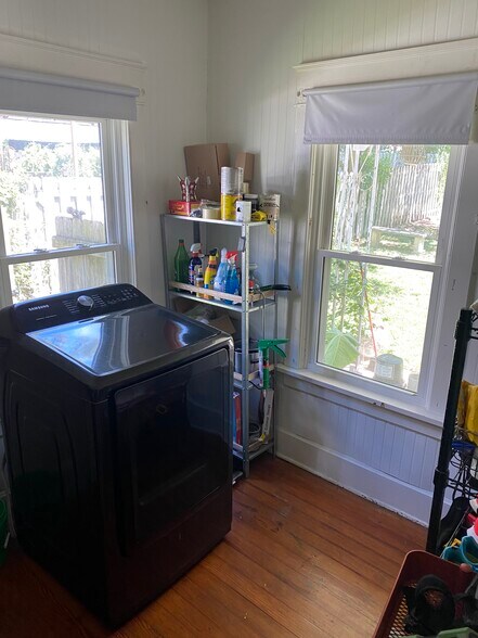 Laundry room - 1310 N Clay Ave