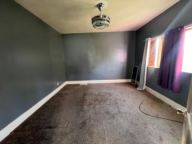 Building Photo - 3 bed 1.5 bath - Located in the heart of Monessen