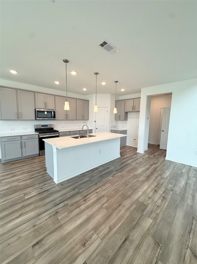 Building Photo - 15826 Dove Holw Dr