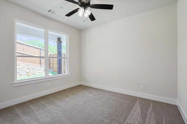 Building Photo - 510 Woodside Trl
