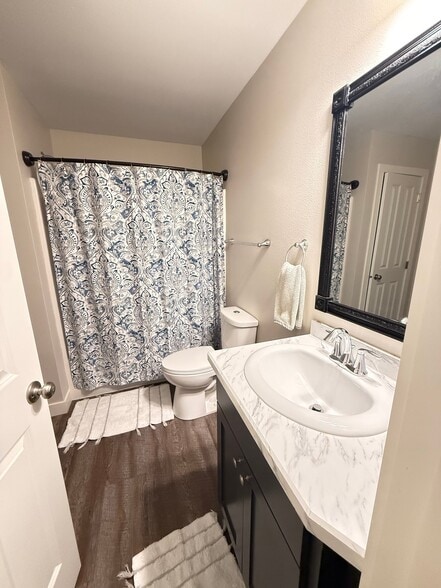 Building Photo - 1060 Thames Ct
