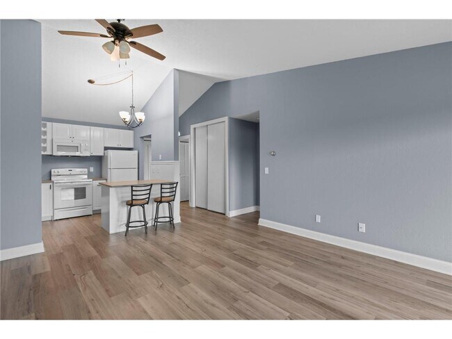 Building Photo - 3440 Golfview Dr