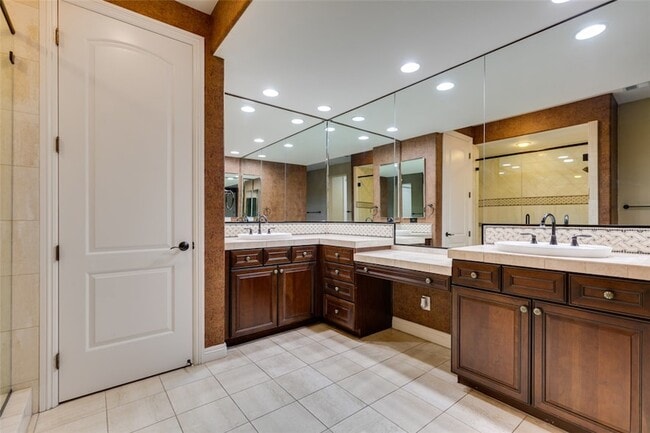 Building Photo - 2713 Cyrano St