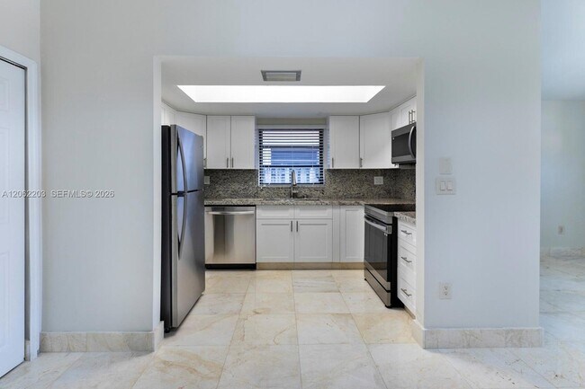 Building Photo - 2733 SW 31st Pl