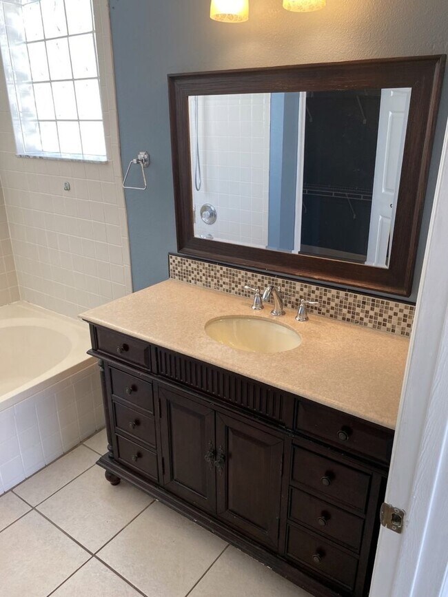 Building Photo - Davenport 3 Bedroom 2 Bathroom Corner Lot!!!