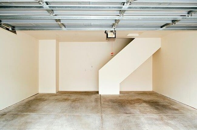 Building Photo - UPSTAIRS CONDO! 2 BEDROOMS 2 BATHROOMS WIT...