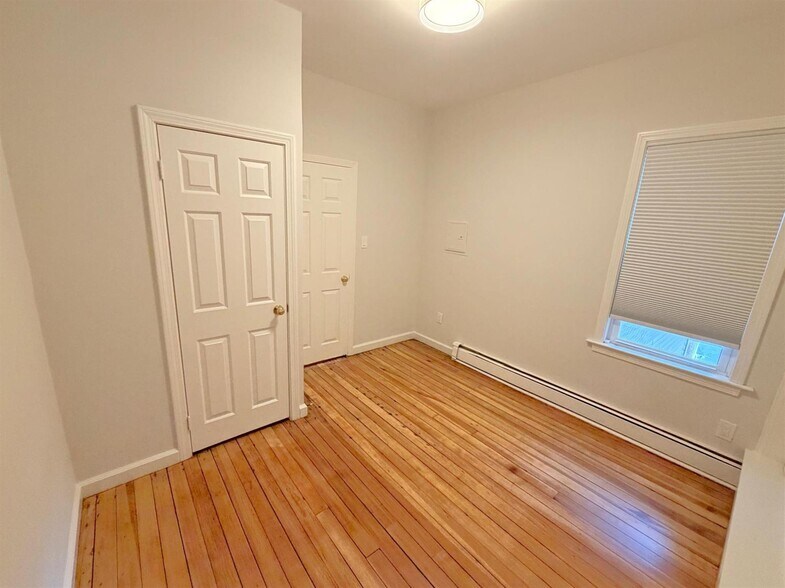 Building Photo - 172 Putnam Ave