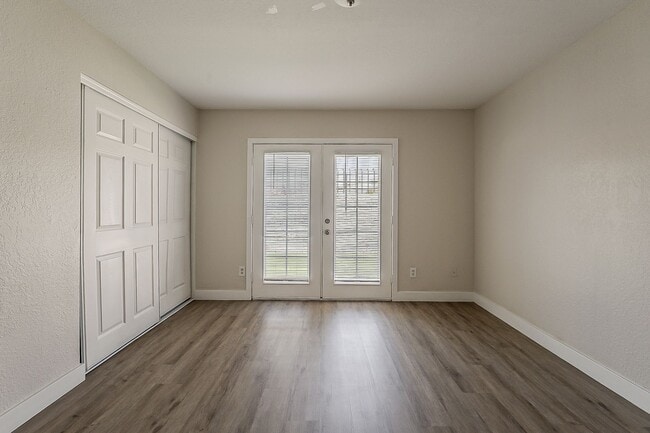 Building Photo - Fully Remodeled! 2 bed 2 bath Town-home in...