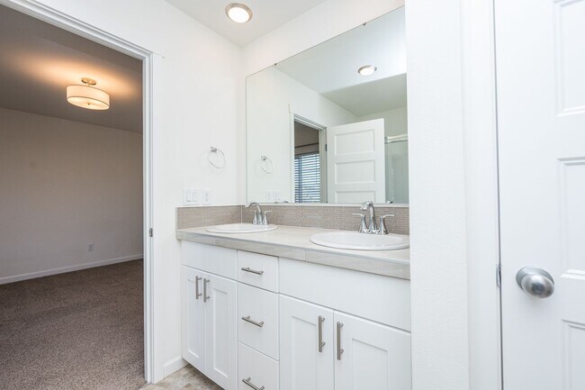 Building Photo - 3 Bedroom home in Yelm with Garage