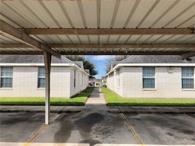 Building Photo - 812 N Cross Ln