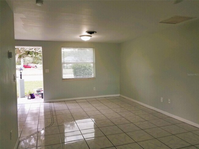 Building Photo - 1600 Cardinal Ln