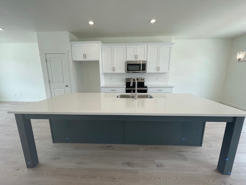 Building Photo - 369 S 900 W
