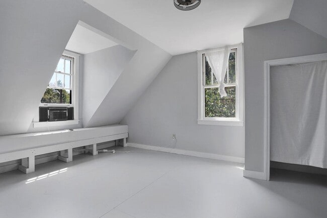 Building Photo - Charming bungalow downtown