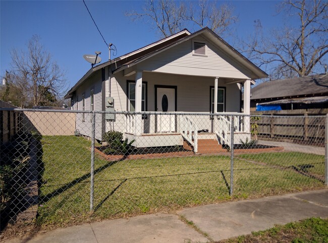 Primary Photo - 218 E Wright Ave