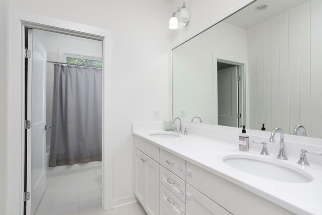 Building Photo - Modern Beauty In Charming Neighborhood!