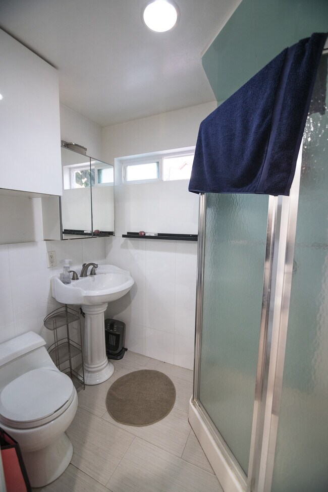 Building Photo - 920 N Beverly Glen Blvd