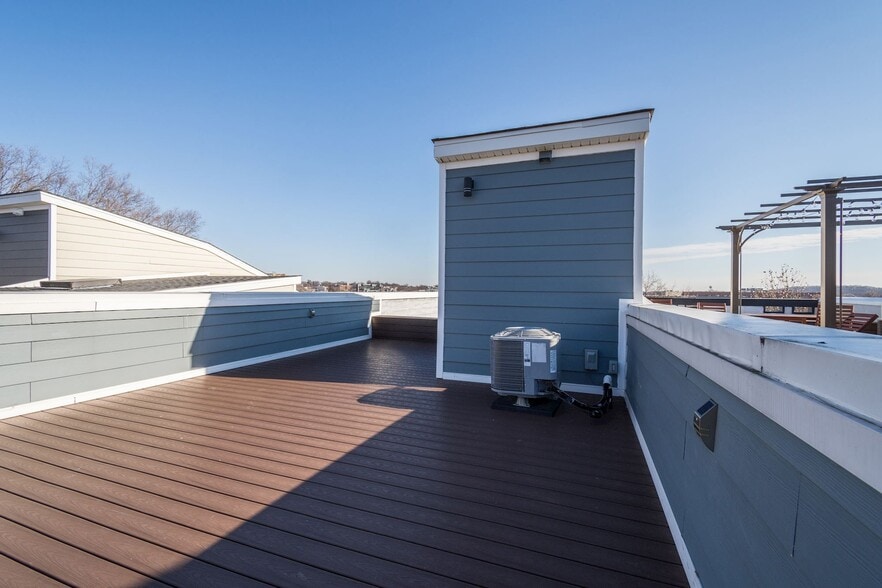 Building Photo - 2122 3rd St NE